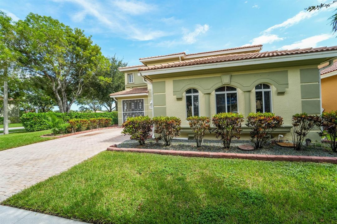 672 Gazetta Way-10