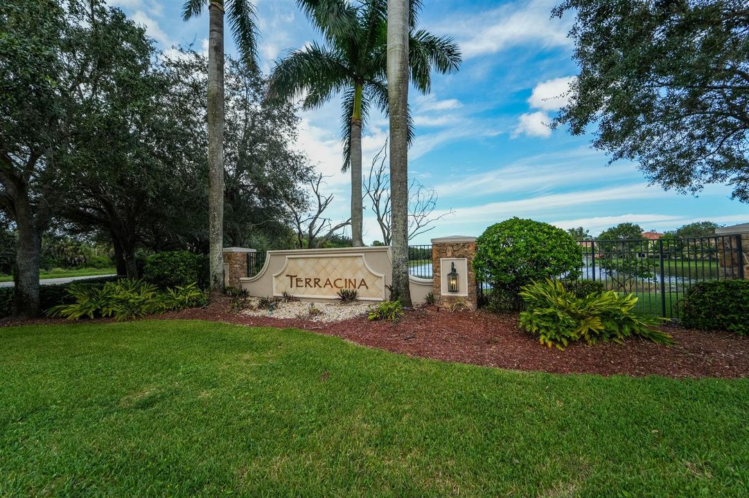 672 Gazetta Way-15