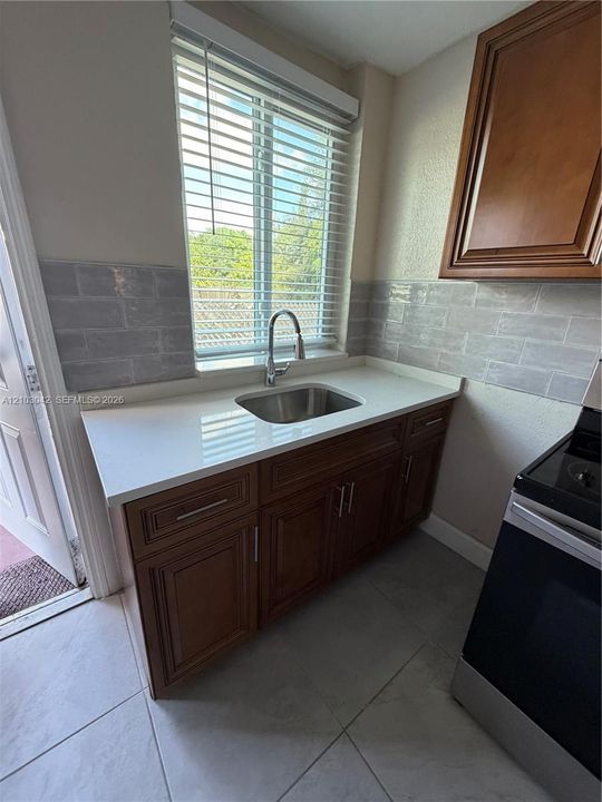 В аренду: $1,300 (1 спален, 1 ванн, 1756 Квадратных фут)