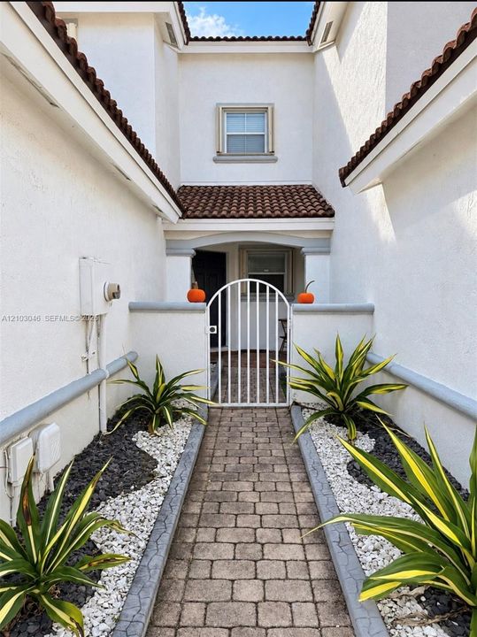 For Rent: $3,500 (2 beds, 2 baths, 1356 Square Feet)