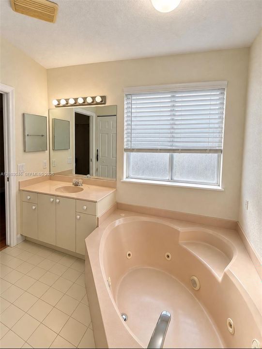 For Rent: $3,500 (2 beds, 2 baths, 1356 Square Feet)
