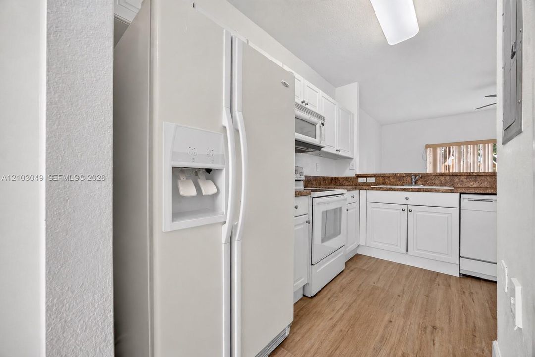 For Sale: $245,000 (2 beds, 2 baths, 1069 Square Feet)