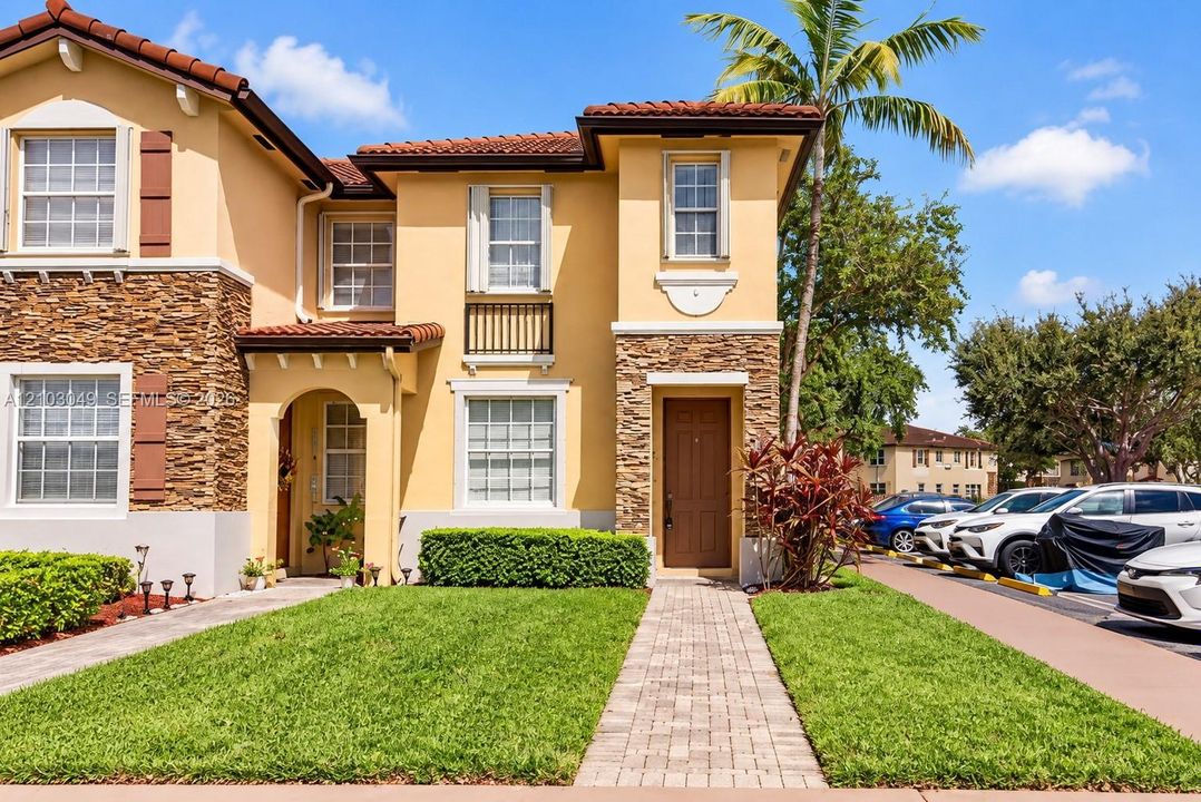 For Sale: $245,000 (2 beds, 2 baths, 1069 Square Feet)