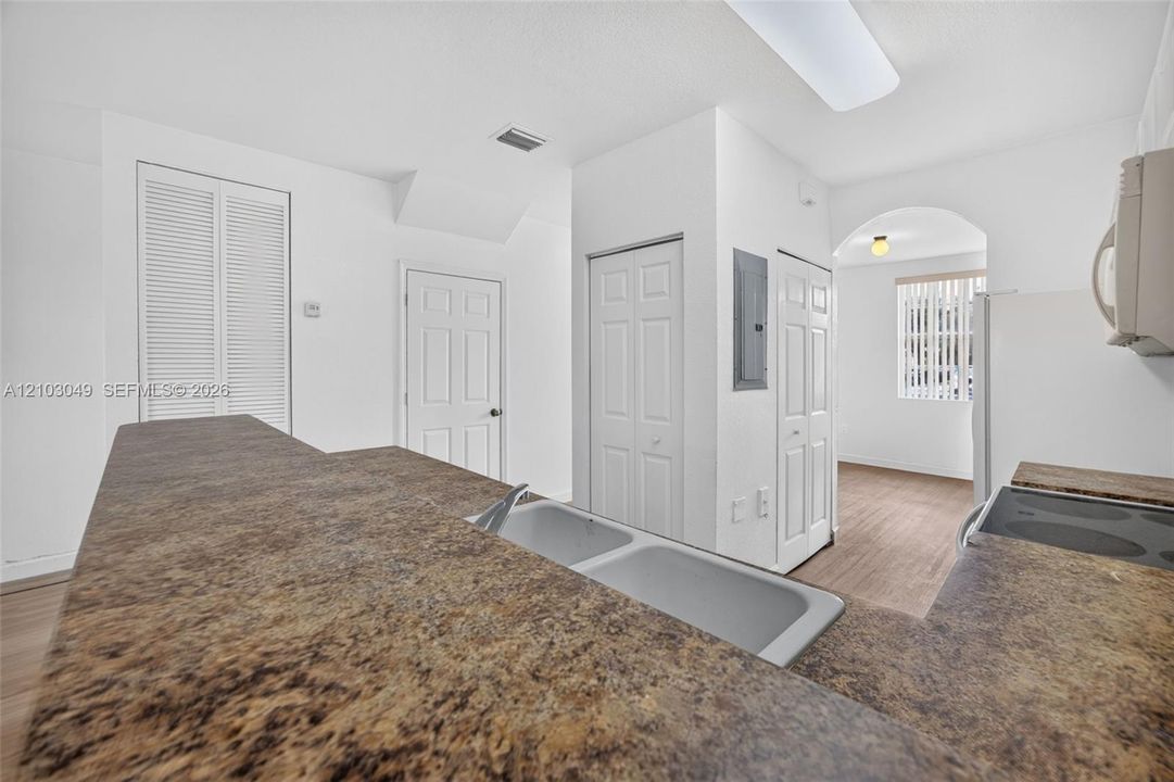 For Sale: $245,000 (2 beds, 2 baths, 1069 Square Feet)