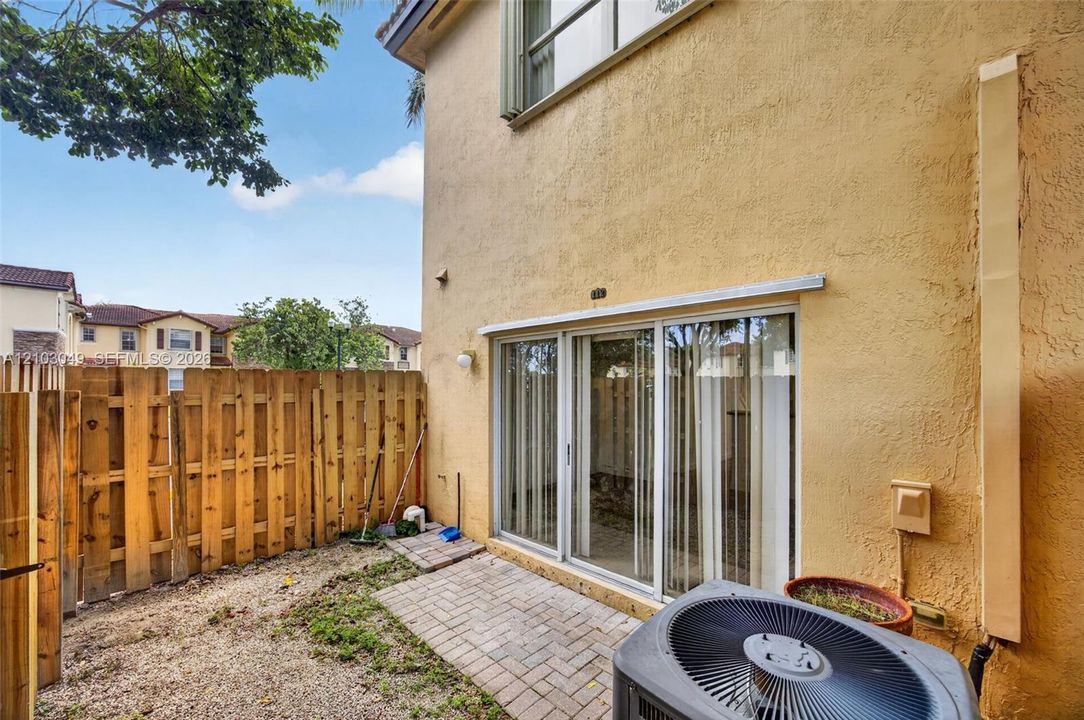 For Sale: $245,000 (2 beds, 2 baths, 1069 Square Feet)