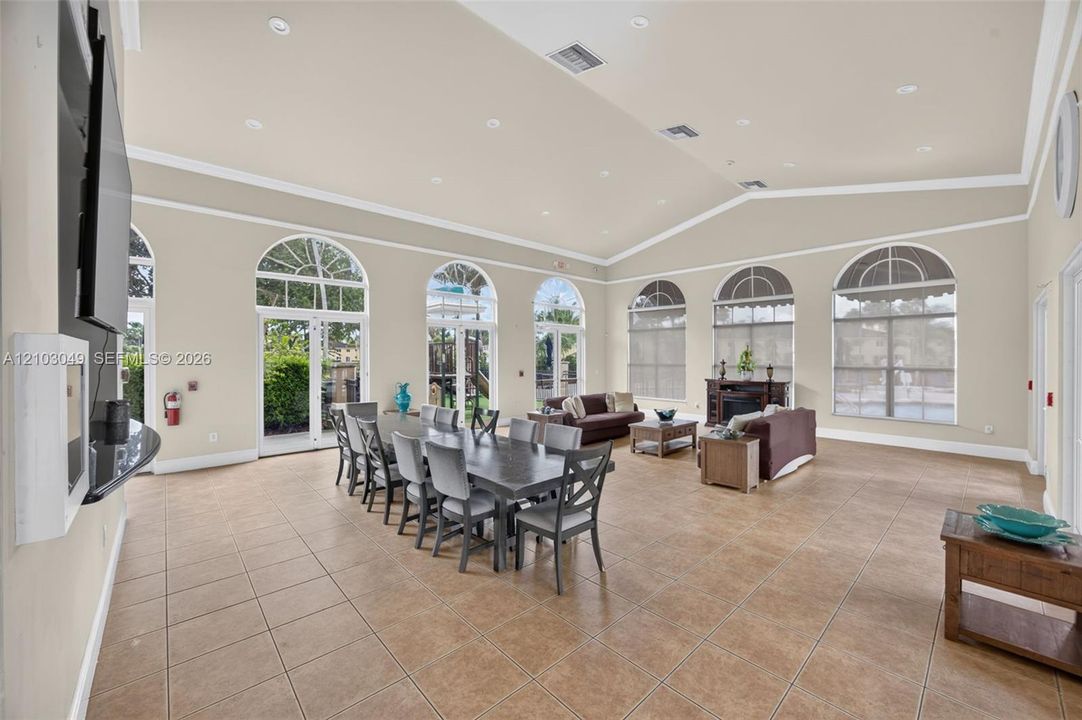 For Sale: $245,000 (2 beds, 2 baths, 1069 Square Feet)
