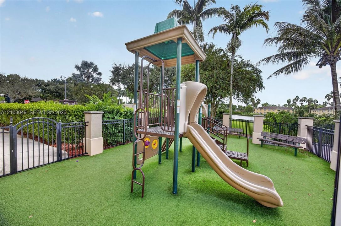 For Sale: $245,000 (2 beds, 2 baths, 1069 Square Feet)