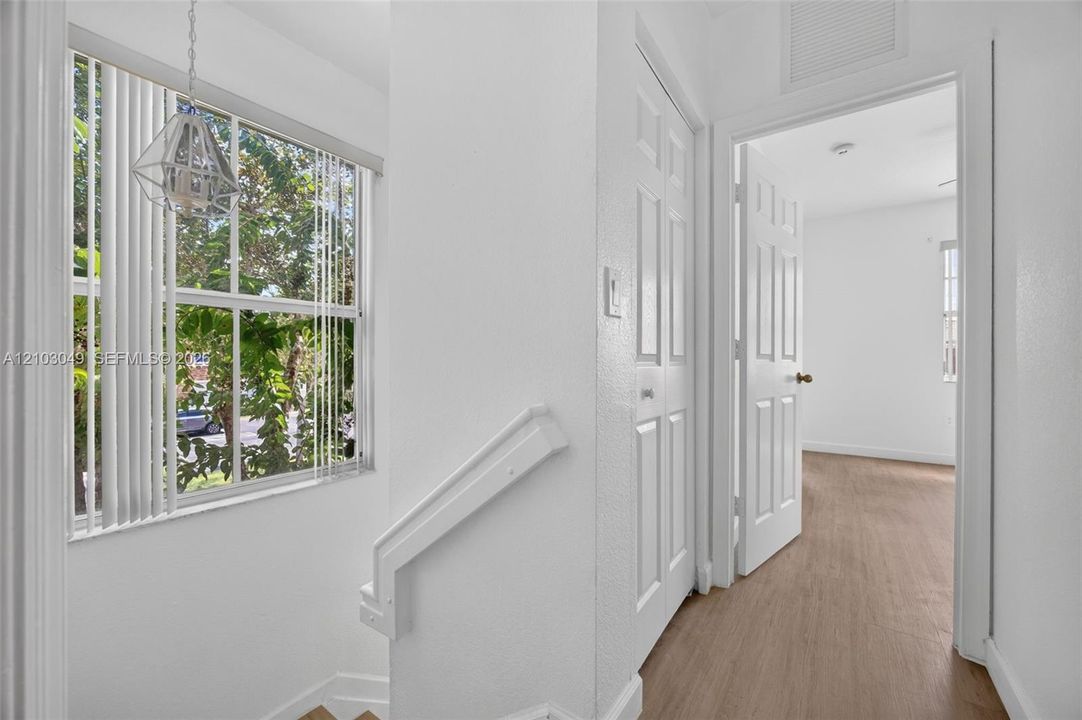 For Sale: $245,000 (2 beds, 2 baths, 1069 Square Feet)