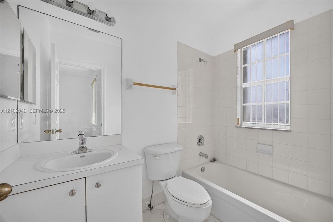 For Sale: $245,000 (2 beds, 2 baths, 1069 Square Feet)