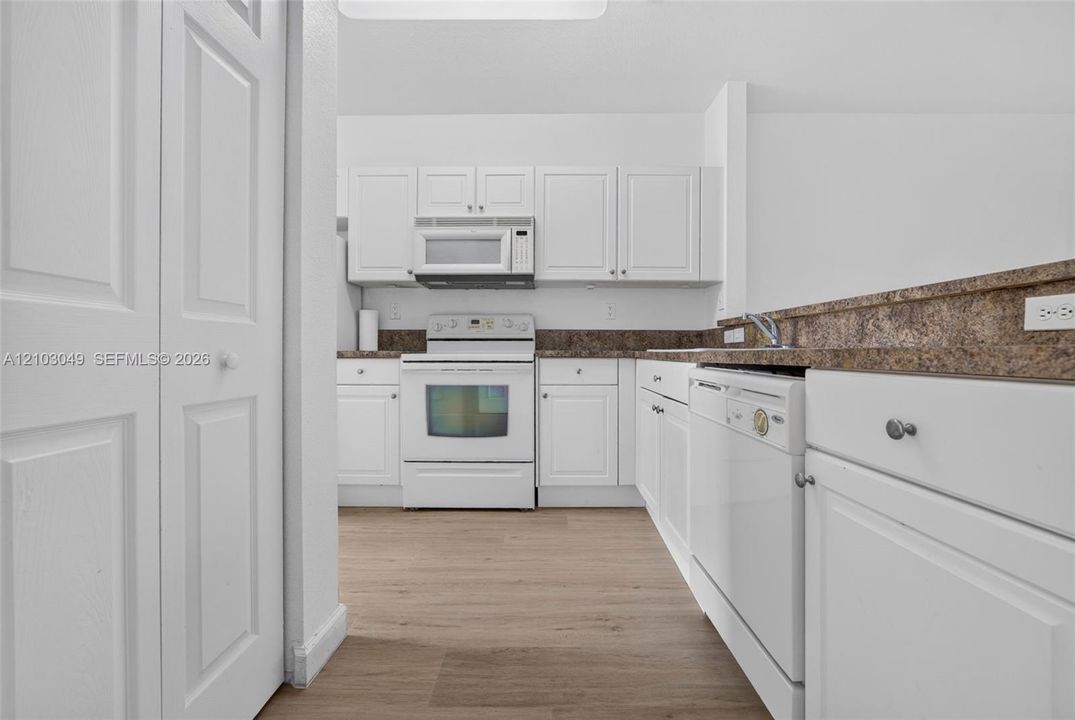 For Sale: $245,000 (2 beds, 2 baths, 1069 Square Feet)