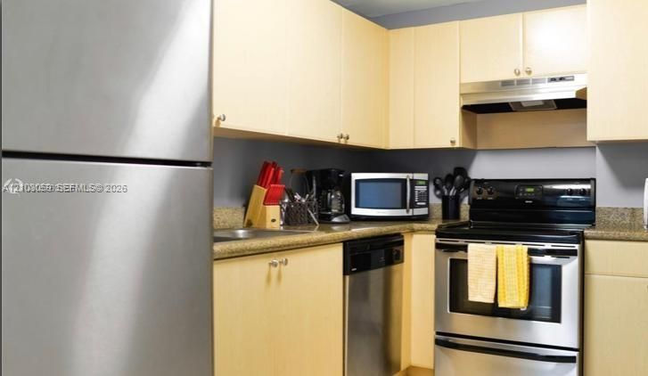 На продажу: $369,000 (2 спален, 2 ванн, 923 Квадратных фут)