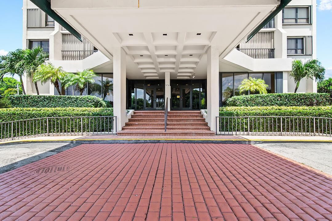 5600-N-FLAGLER-DR-310-33407-032