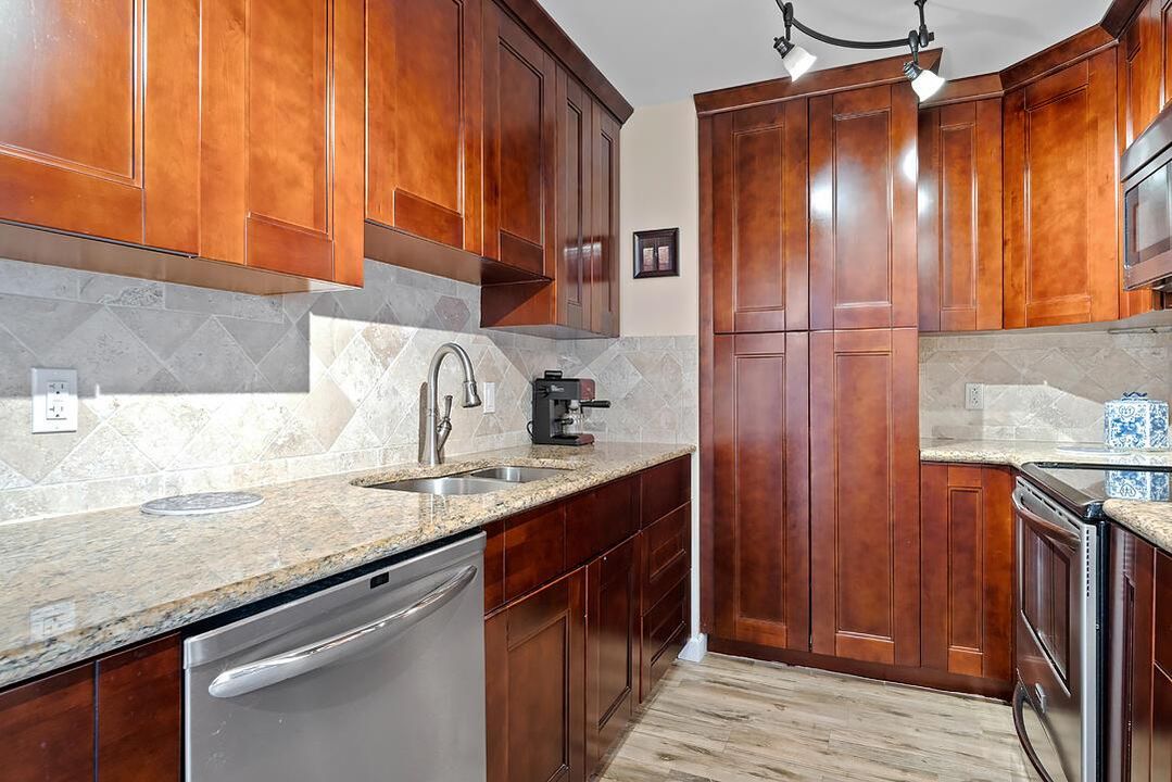 5600-N-FLAGLER-DR-310-33407-011