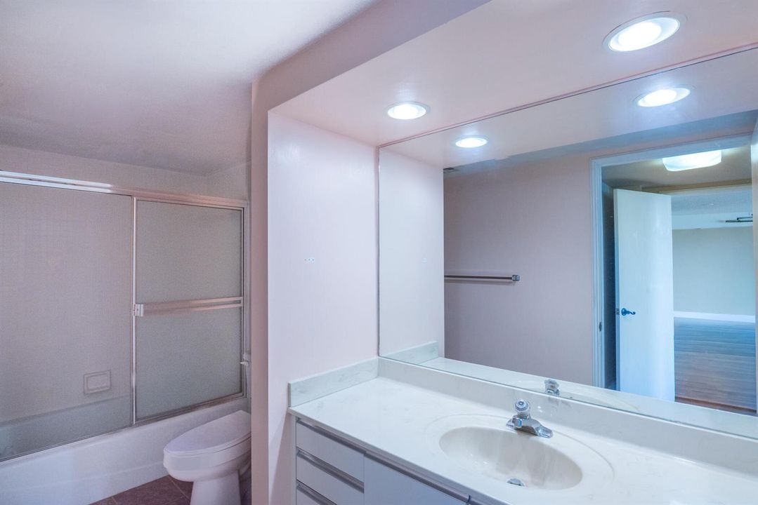 © Clark- 2480 Presidential Way 903-006