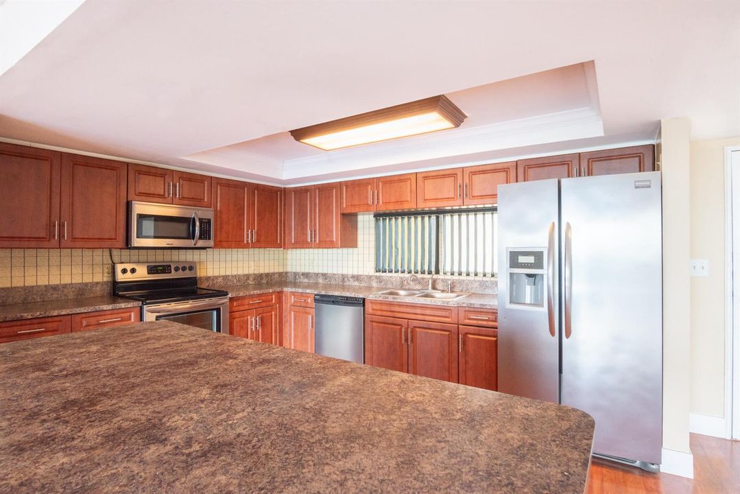 © Clark- 2480 Presidential Way 903-016