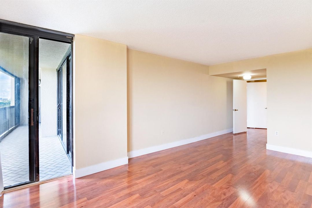 © Clark- 2480 Presidential Way 903-003