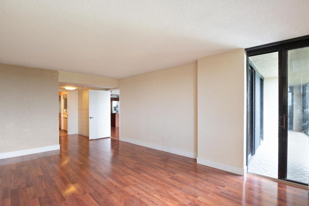 © Clark- 2480 Presidential Way 903-020