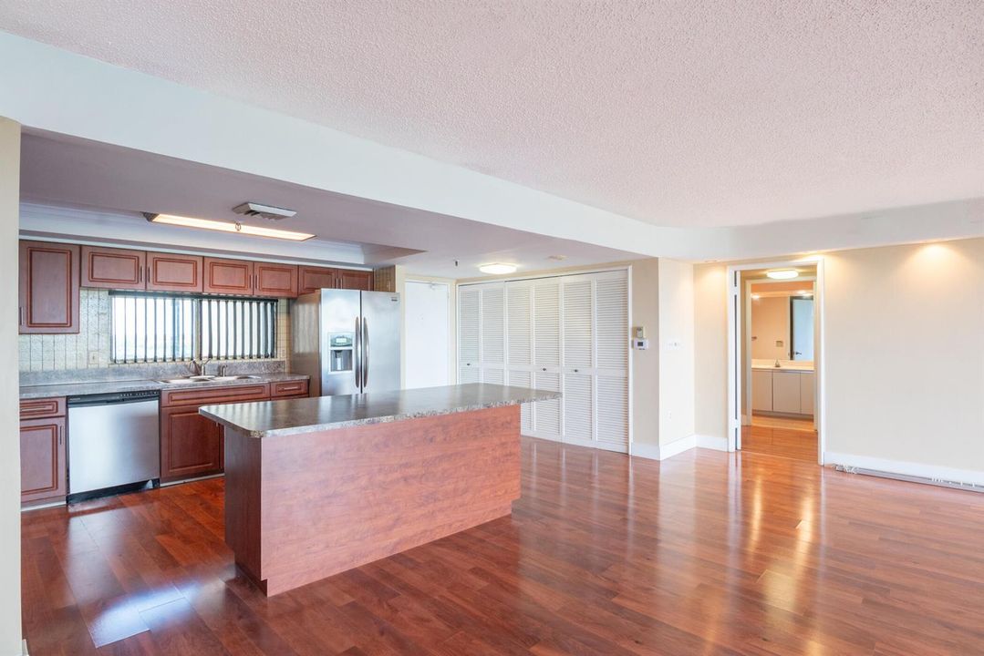 © Clark- 2480 Presidential Way 903-013