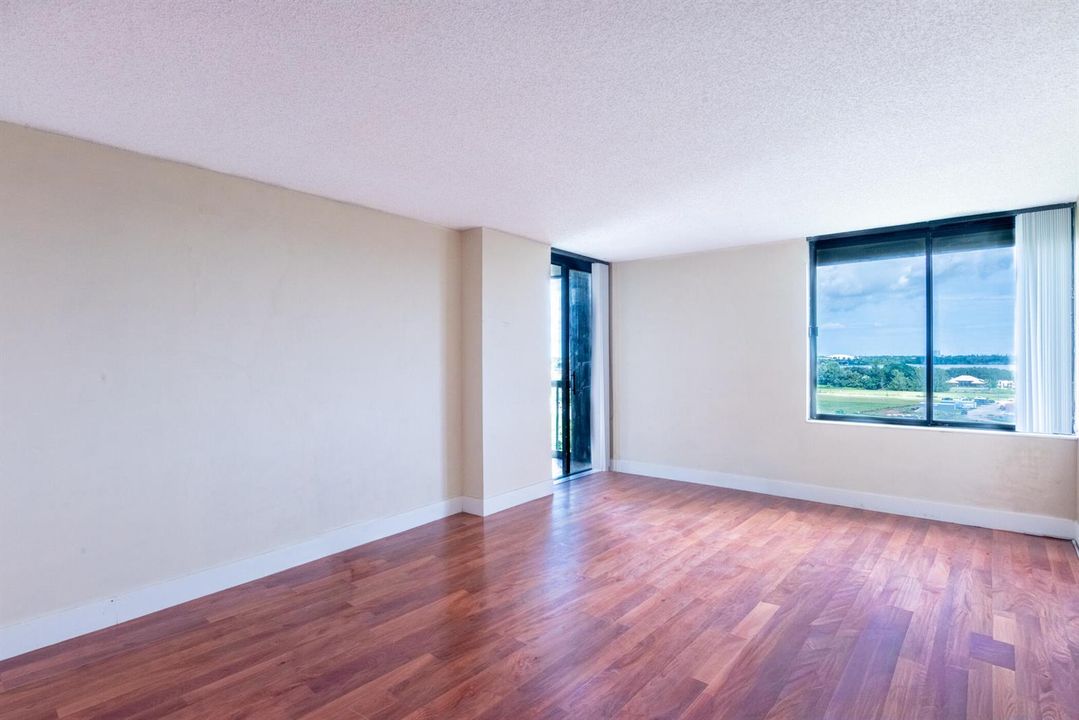 © Clark- 2480 Presidential Way 903-019