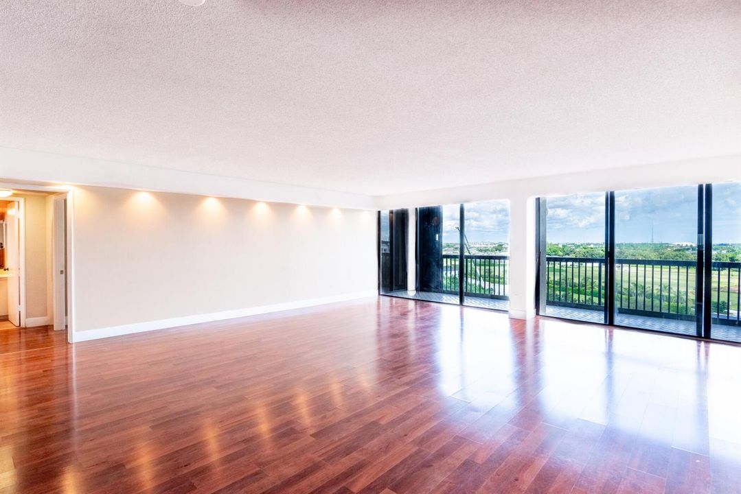 © Clark- 2480 Presidential Way 903-014