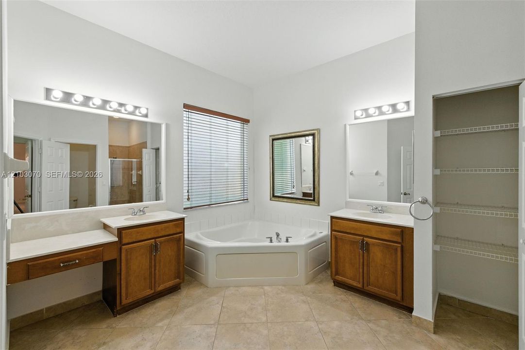 For Sale: $885,000 (4 beds, 3 baths, 2476 Square Feet)