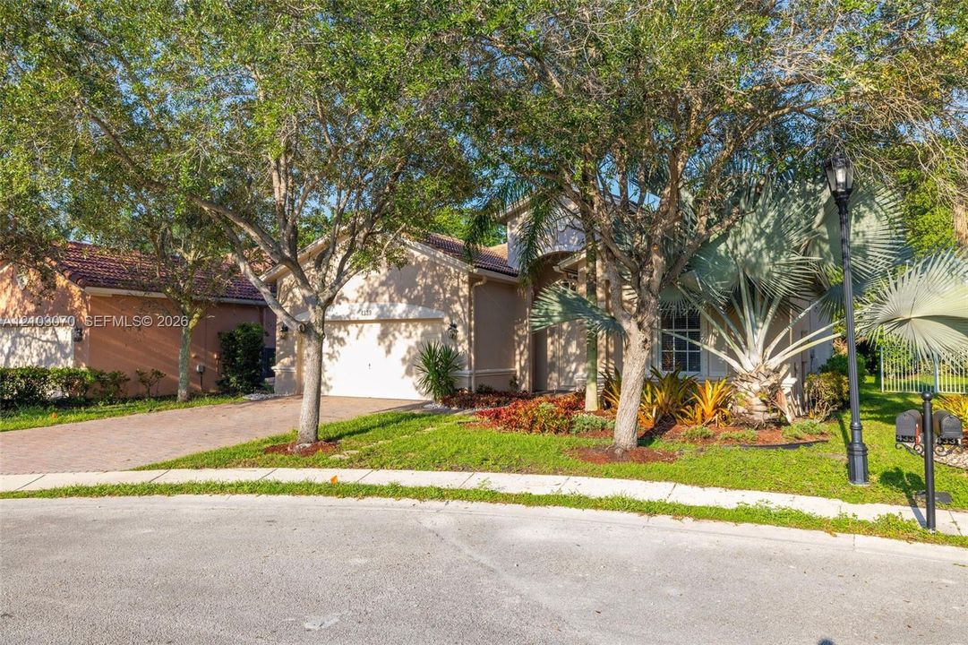 For Sale: $885,000 (4 beds, 3 baths, 2476 Square Feet)