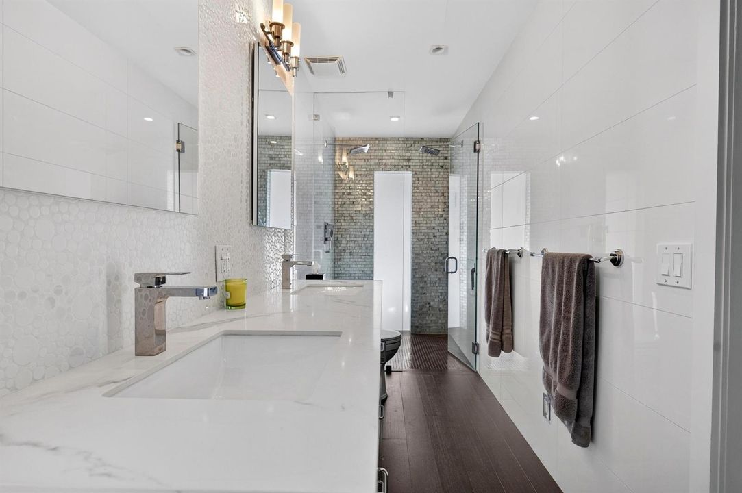 050-043-Primary Bath-4000x2662