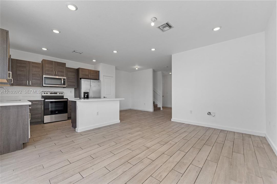 В аренду: $2,600 (4 спален, 3 ванн, 1374 Квадратных фут)