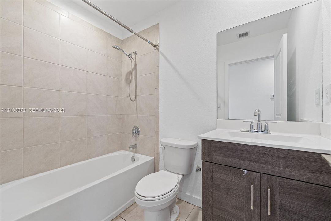 В аренду: $2,600 (4 спален, 3 ванн, 1374 Квадратных фут)