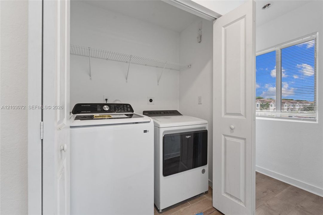 В аренду: $2,600 (4 спален, 3 ванн, 1374 Квадратных фут)