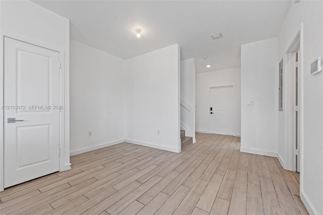 В аренду: $2,600 (4 спален, 3 ванн, 1374 Квадратных фут)