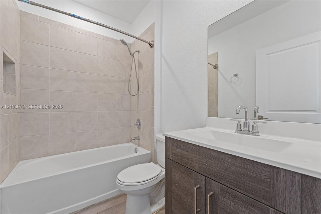 В аренду: $2,600 (4 спален, 3 ванн, 1374 Квадратных фут)