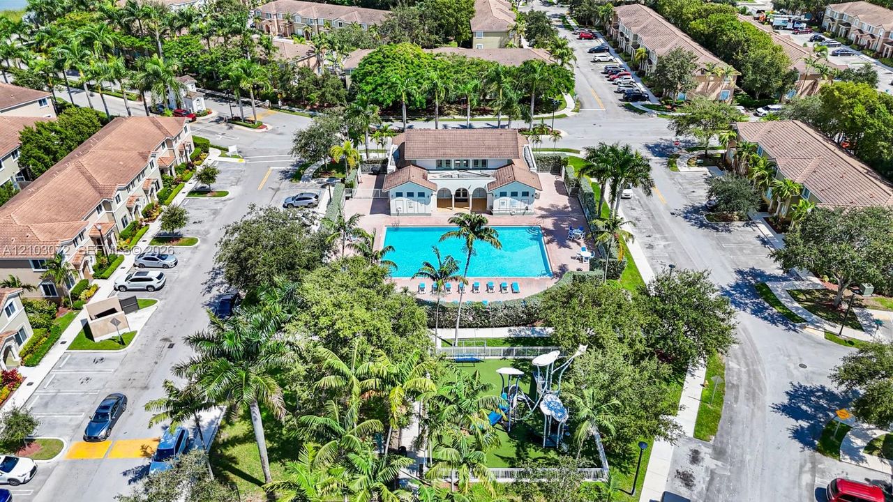 В аренду: $2,600 (4 спален, 3 ванн, 1374 Квадратных фут)