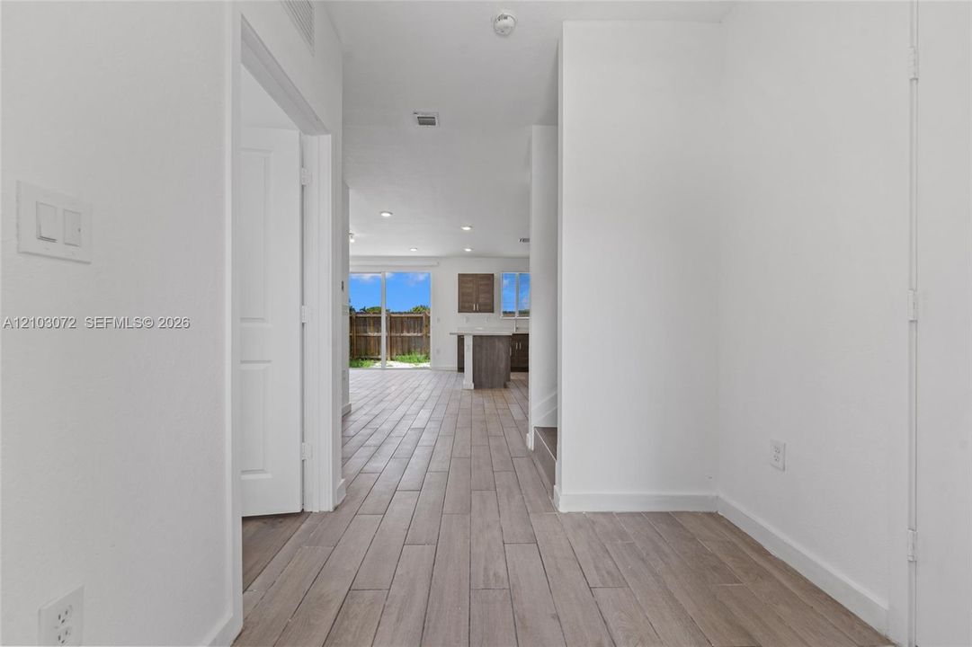 В аренду: $2,600 (4 спален, 3 ванн, 1374 Квадратных фут)