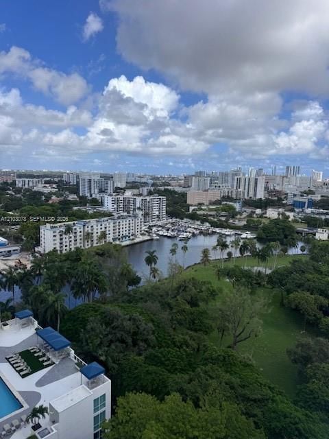 待售: $325,000 (2 贝兹, 2 浴室, 857 平方英尺)