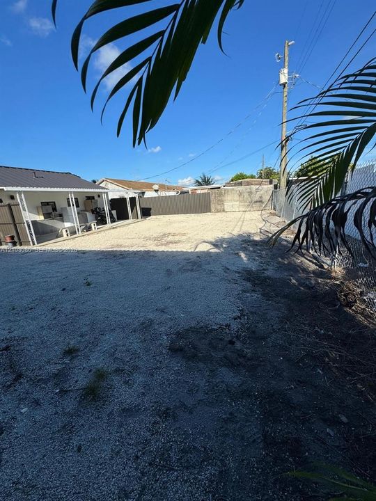 For Sale: $490,000 (2 beds, 1 baths, 849 Square Feet)