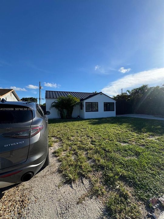 For Sale: $490,000 (2 beds, 1 baths, 849 Square Feet)