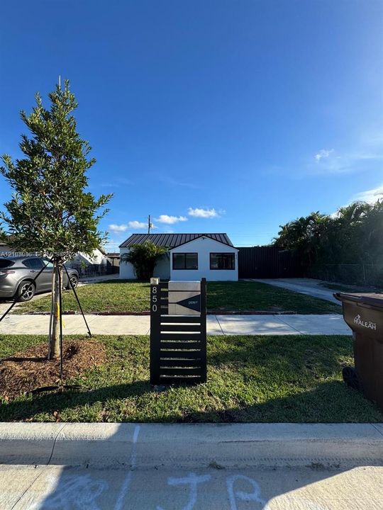 For Sale: $490,000 (2 beds, 1 baths, 849 Square Feet)