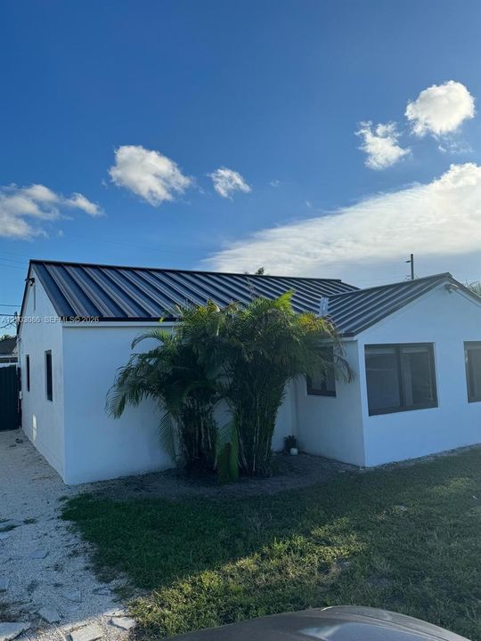 For Sale: $490,000 (2 beds, 1 baths, 849 Square Feet)