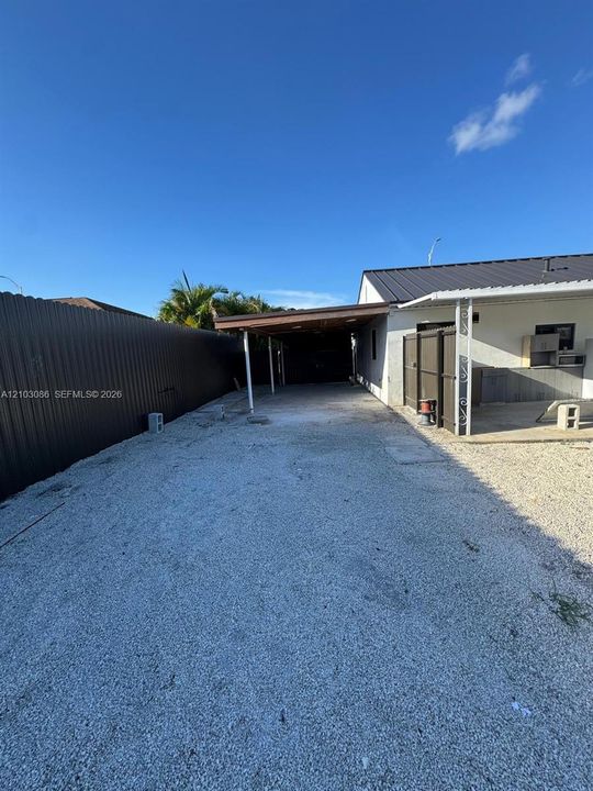 For Sale: $490,000 (2 beds, 1 baths, 849 Square Feet)
