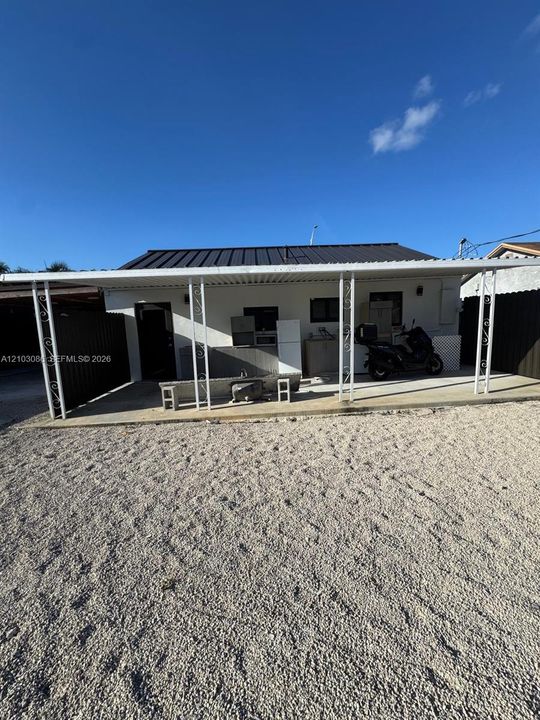 For Sale: $490,000 (2 beds, 1 baths, 849 Square Feet)