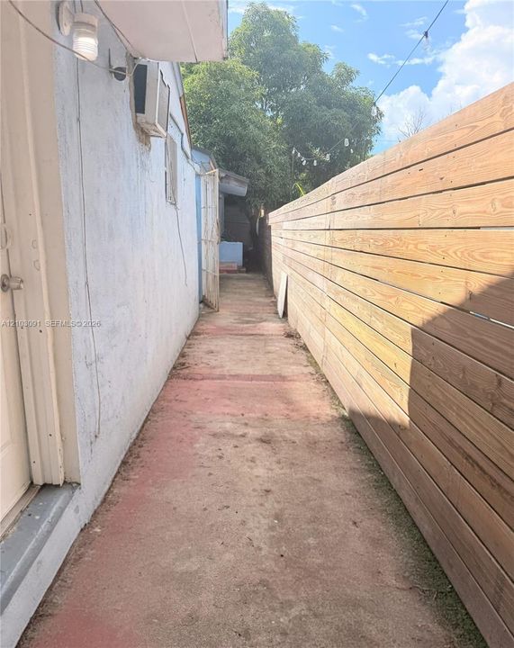 Active With Contract: $2,000 (2 beds, 1 baths, 1871 Square Feet)
