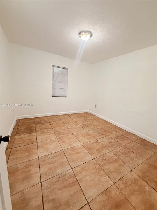 Active With Contract: $2,000 (2 beds, 1 baths, 1871 Square Feet)