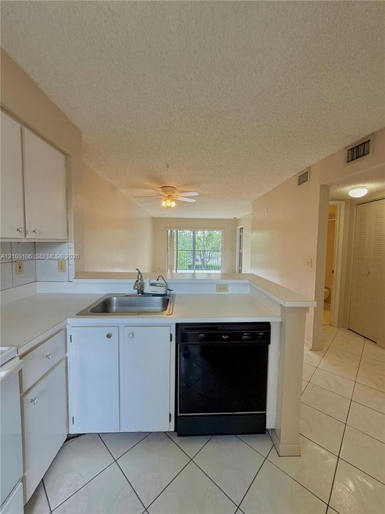For Rent: $2,000 (2 beds, 2 baths, 825 Square Feet)
