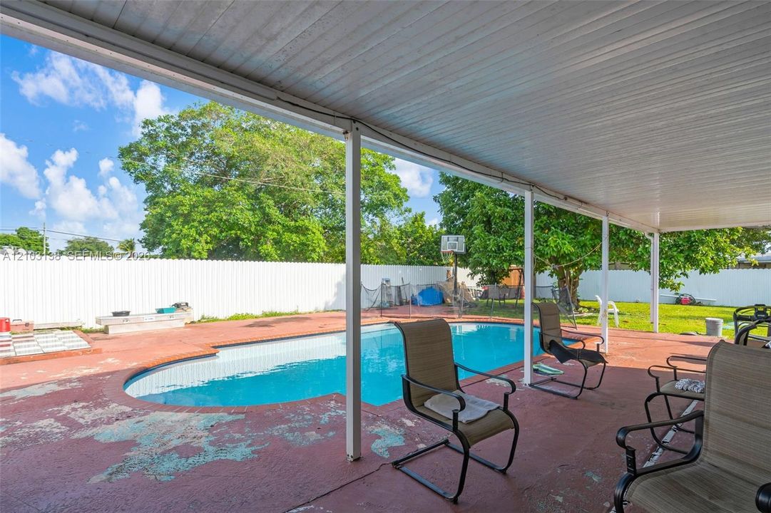 For Sale: $570,000 (4 beds, 3 baths, 1862 Square Feet)