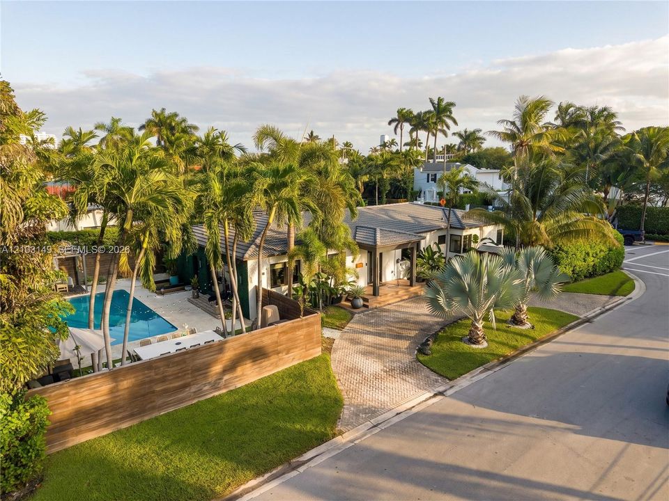 For Sale: $4,000,000 (4 beds, 3 baths, 2193 Square Feet)