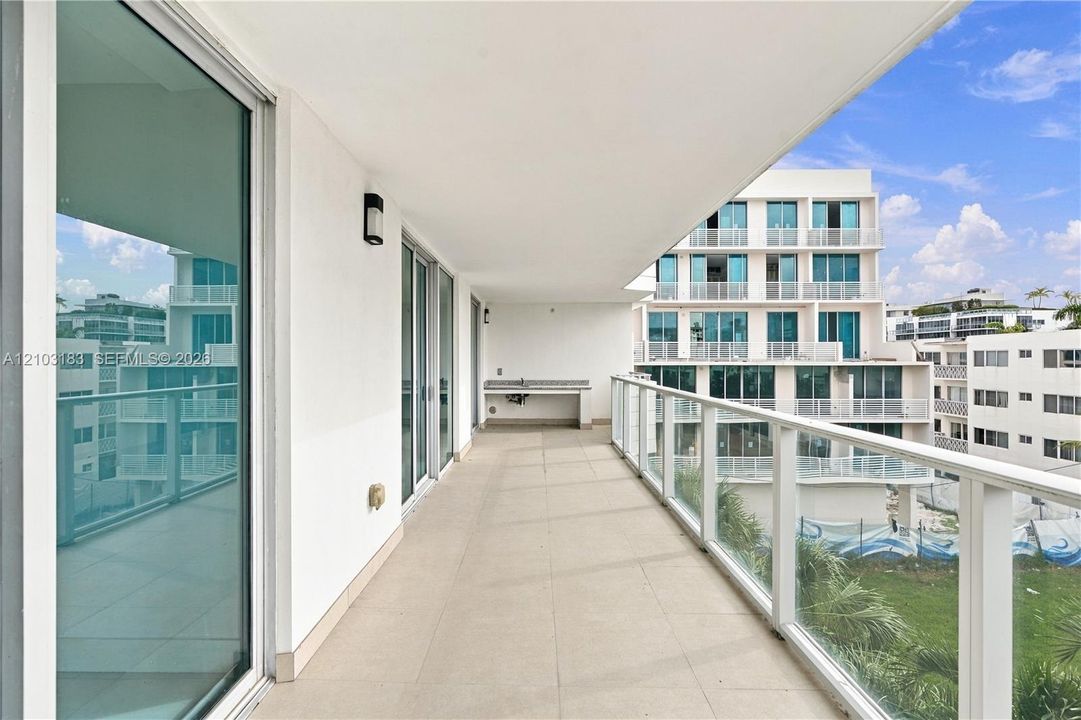 For Sale: $682,500 (2 beds, 2 baths, 955 Square Feet)