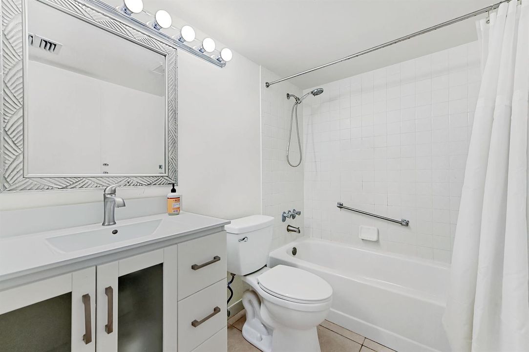 16 Bathroom 01
