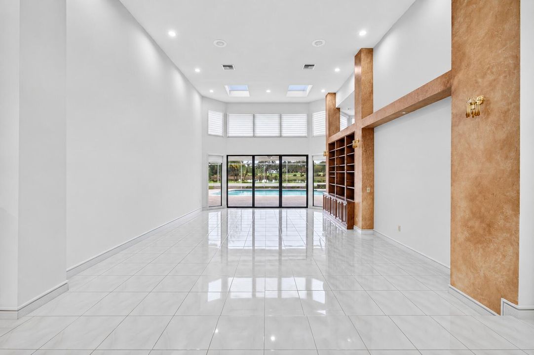 06-main-living-pool-view