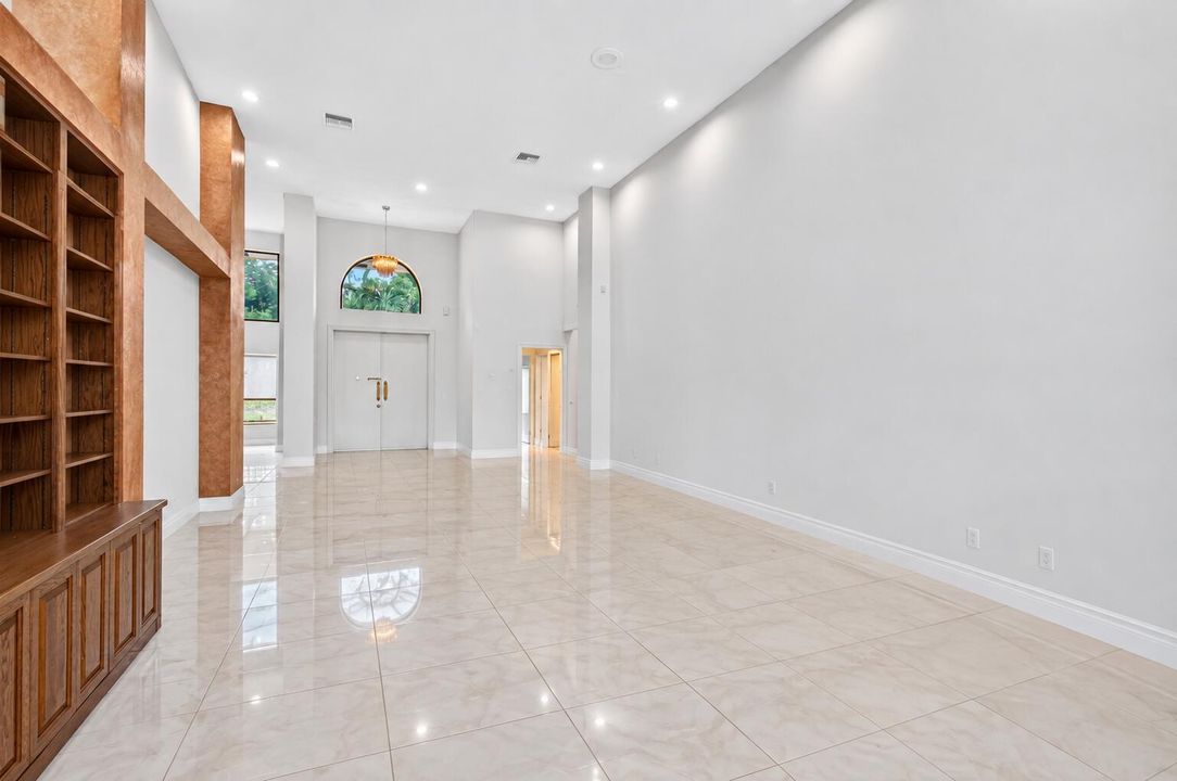 15-gallery-living-area